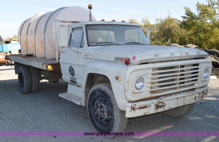 image for item I6369 1972 Ford 600 flatbed truck