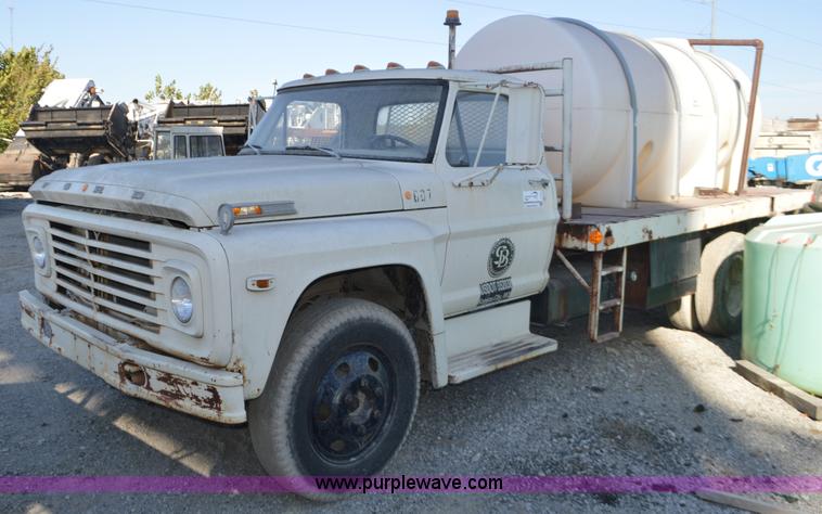 image for item I6369 1972 Ford 600 flatbed truck