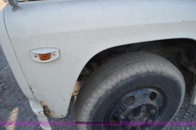 image for item I6369 1972 Ford 600 flatbed truck