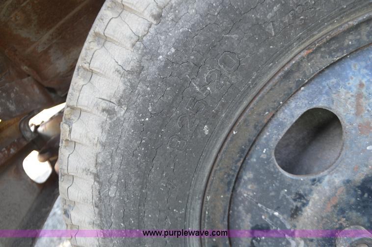 image for item I6369 1972 Ford 600 flatbed truck