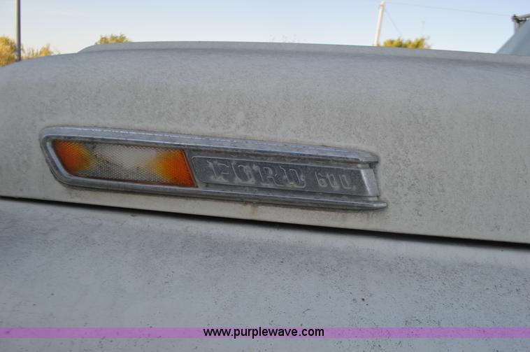 image for item I6369 1972 Ford 600 flatbed truck