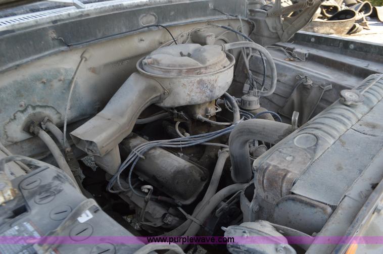 image for item I6369 1972 Ford 600 flatbed truck