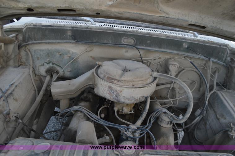 image for item I6369 1972 Ford 600 flatbed truck