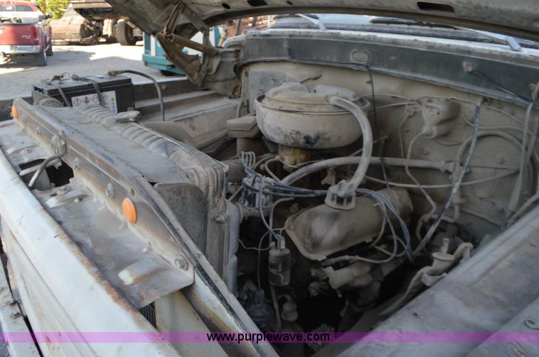 image for item I6369 1972 Ford 600 flatbed truck