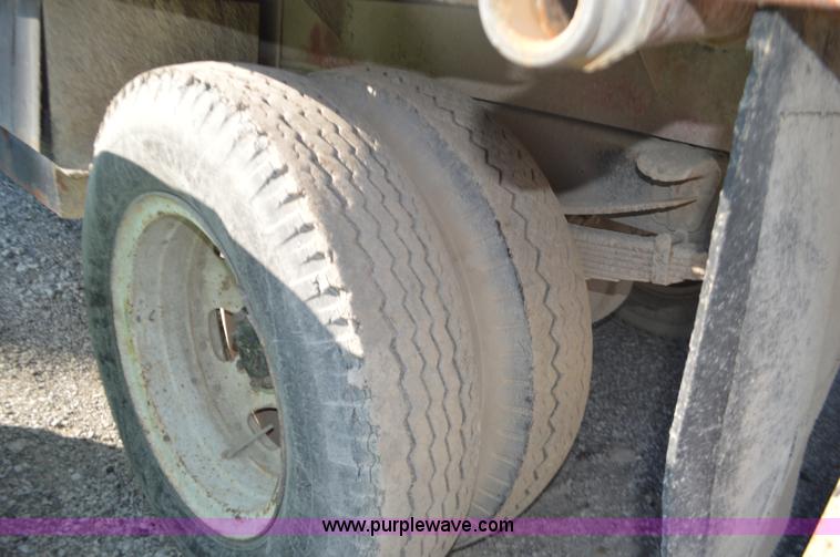 image for item I6369 1972 Ford 600 flatbed truck