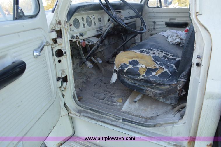 image for item I6369 1972 Ford 600 flatbed truck