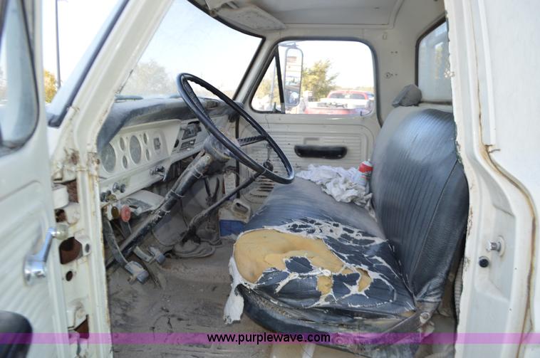 image for item I6369 1972 Ford 600 flatbed truck