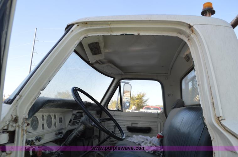 image for item I6369 1972 Ford 600 flatbed truck