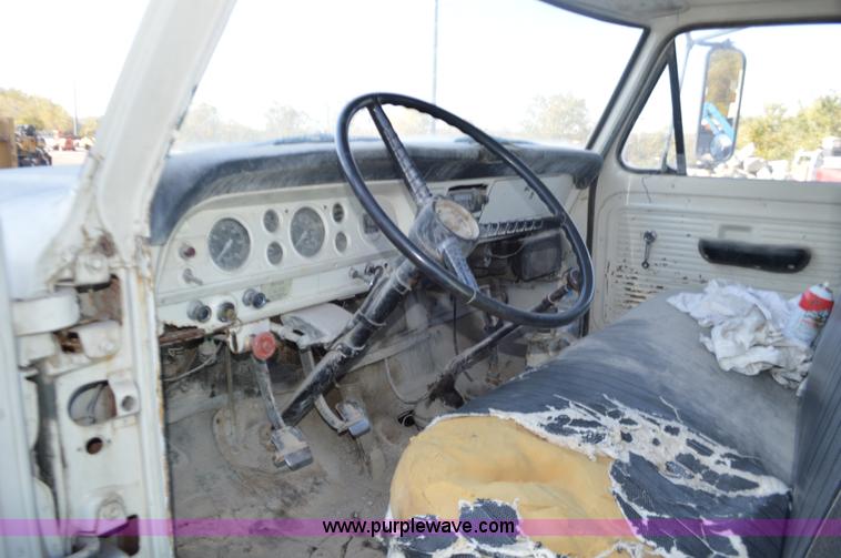 image for item I6369 1972 Ford 600 flatbed truck