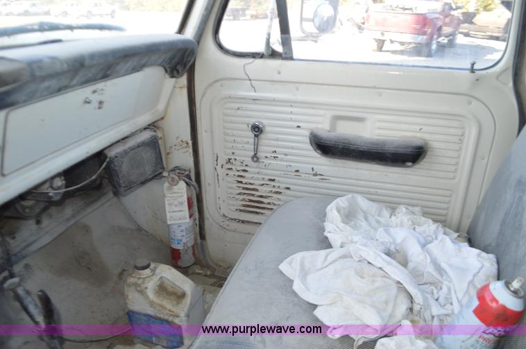 image for item I6369 1972 Ford 600 flatbed truck