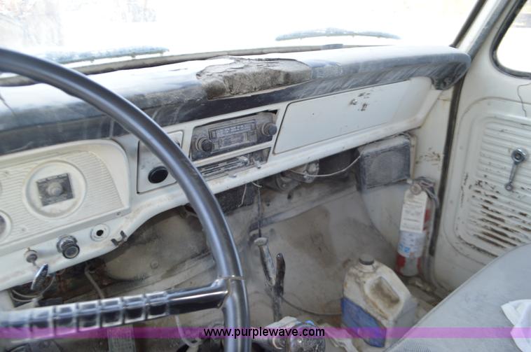 image for item I6369 1972 Ford 600 flatbed truck