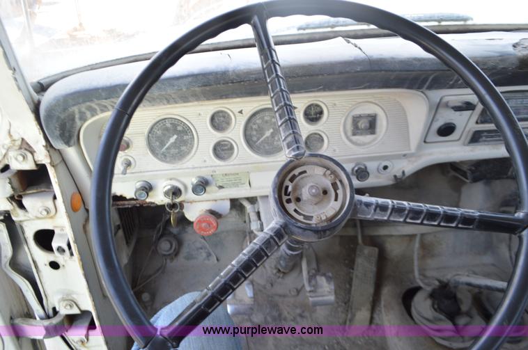 image for item I6369 1972 Ford 600 flatbed truck