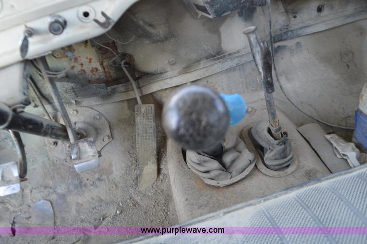 image for item I6369 1972 Ford 600 flatbed truck