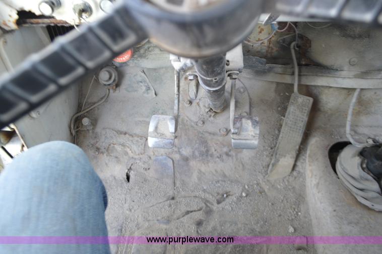 image for item I6369 1972 Ford 600 flatbed truck