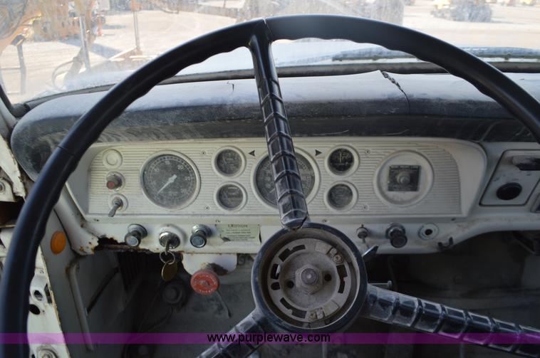 image for item I6369 1972 Ford 600 flatbed truck