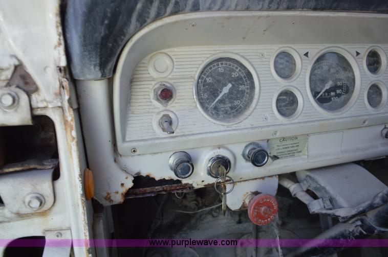 image for item I6369 1972 Ford 600 flatbed truck