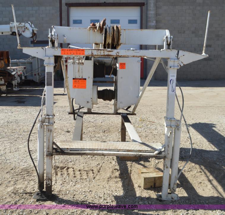 image for item I6374 Smeal 5T hydraulic derrick water well service unit