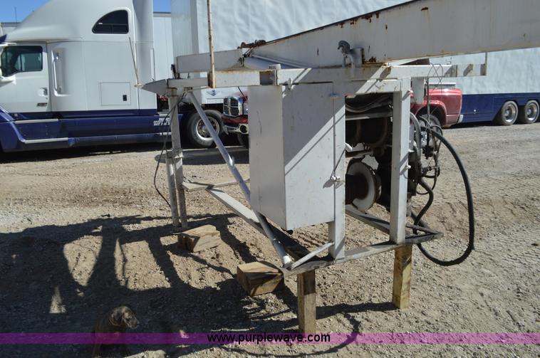 image for item I6374 Smeal 5T hydraulic derrick water well service unit