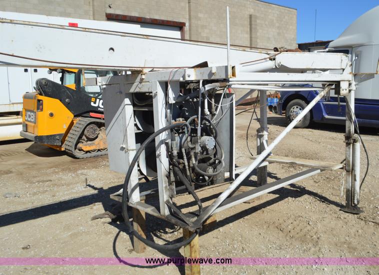 image for item I6374 Smeal 5T hydraulic derrick water well service unit
