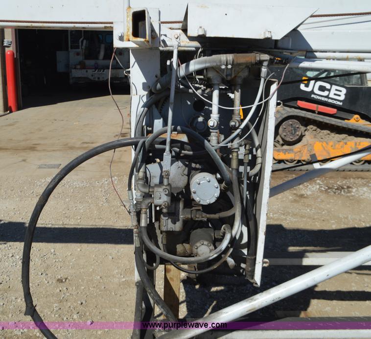 image for item I6374 Smeal 5T hydraulic derrick water well service unit