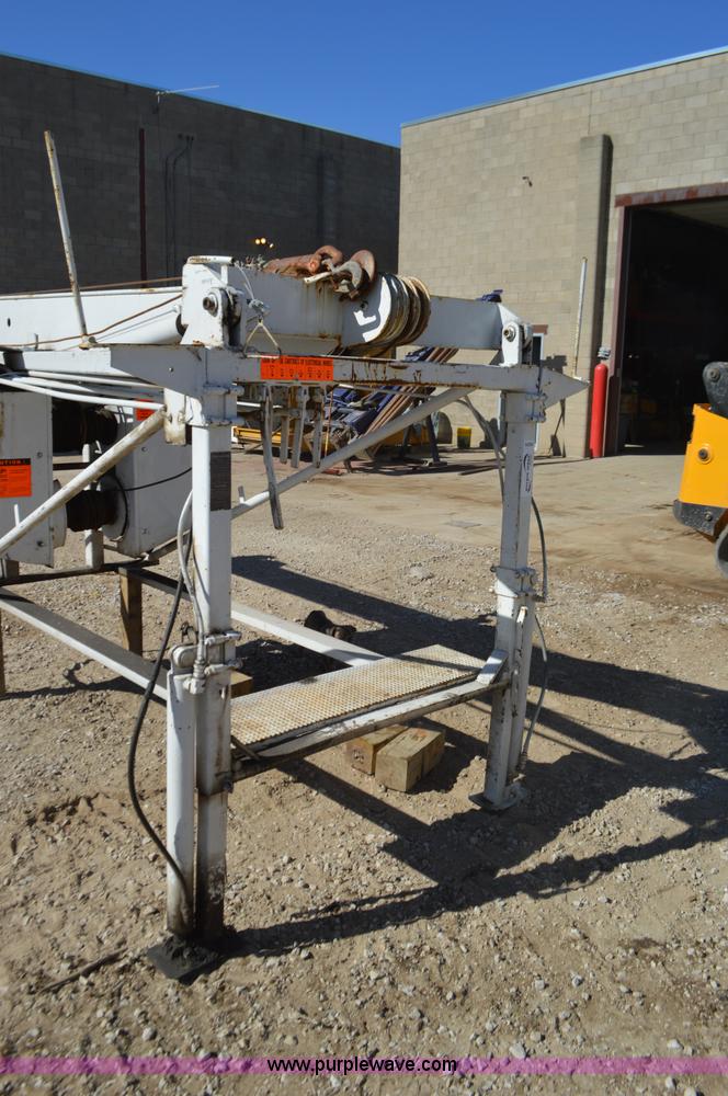 image for item I6374 Smeal 5T hydraulic derrick water well service unit