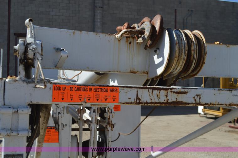 image for item I6374 Smeal 5T hydraulic derrick water well service unit
