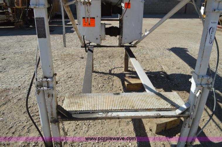 image for item I6374 Smeal 5T hydraulic derrick water well service unit