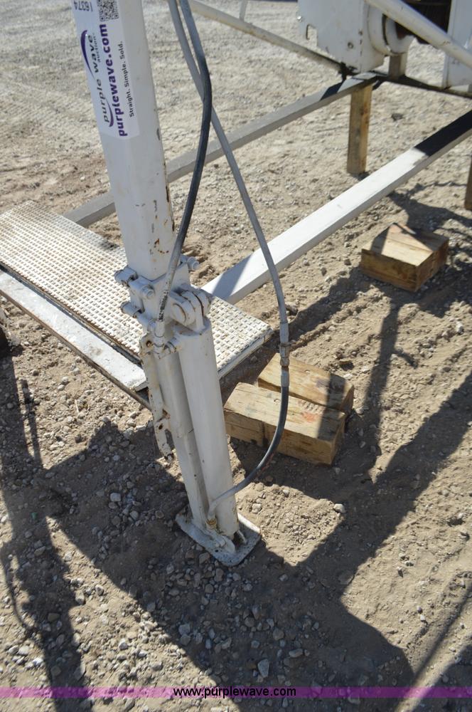 image for item I6374 Smeal 5T hydraulic derrick water well service unit