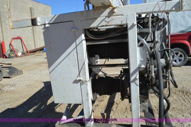 image for item I6374 Smeal 5T hydraulic derrick water well service unit