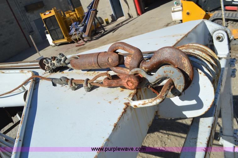 image for item I6374 Smeal 5T hydraulic derrick water well service unit