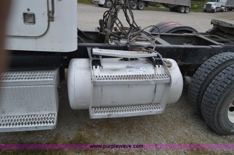 image for item I6419 1994 Peterbilt 378 semi truck