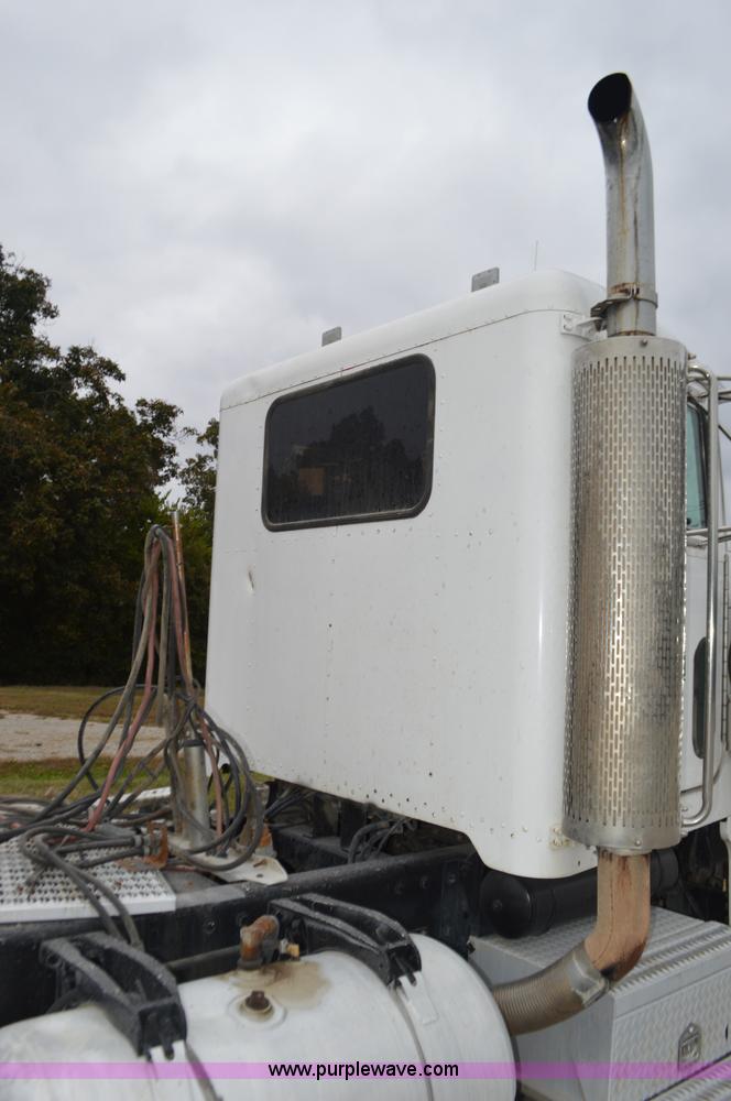 image for item I6419 1994 Peterbilt 378 semi truck