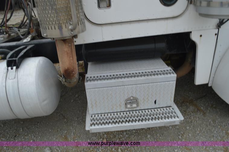 image for item I6419 1994 Peterbilt 378 semi truck