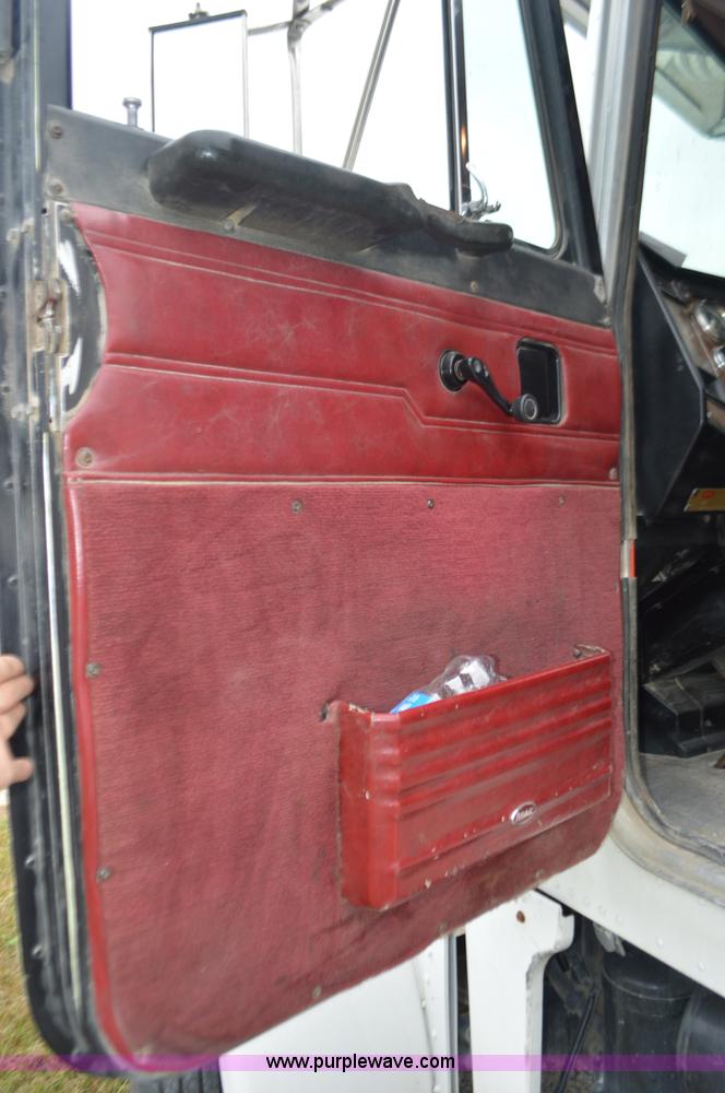 image for item I6419 1994 Peterbilt 378 semi truck