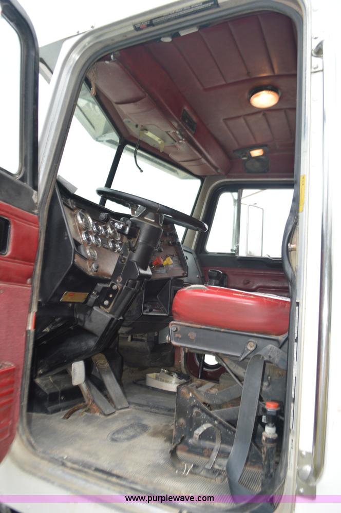 image for item I6419 1994 Peterbilt 378 semi truck