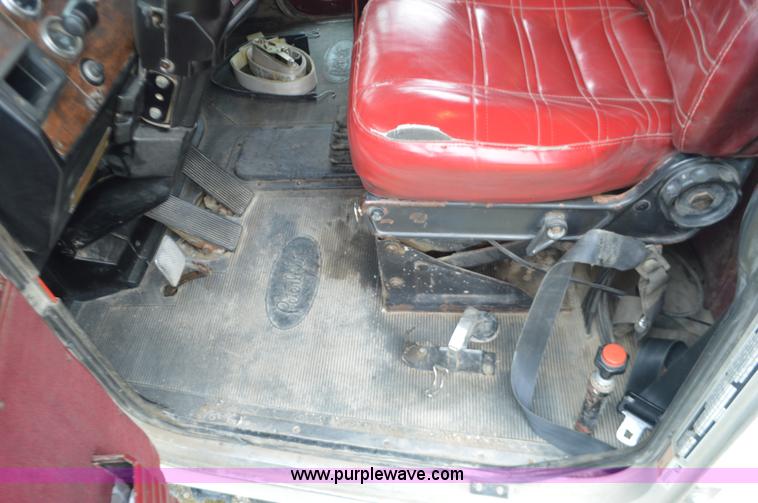 image for item I6419 1994 Peterbilt 378 semi truck