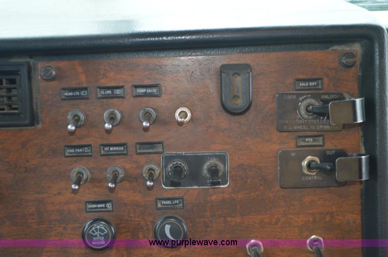 image for item I6419 1994 Peterbilt 378 semi truck