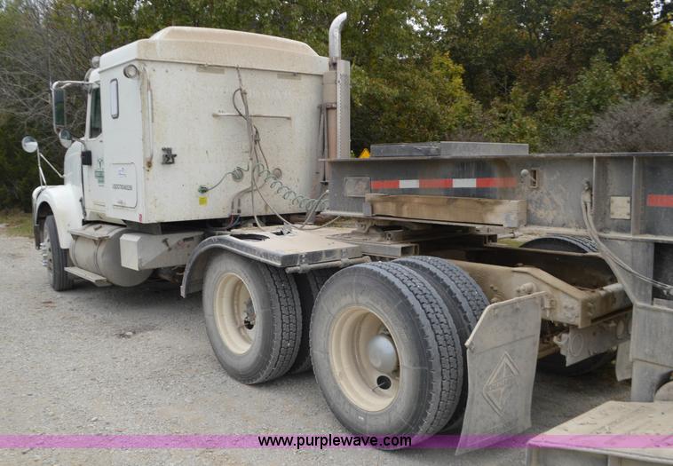 image for item I6421 2005 International 9900i semi truck