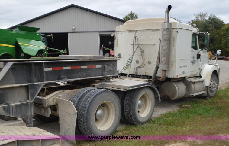 image for item I6421 2005 International 9900i semi truck