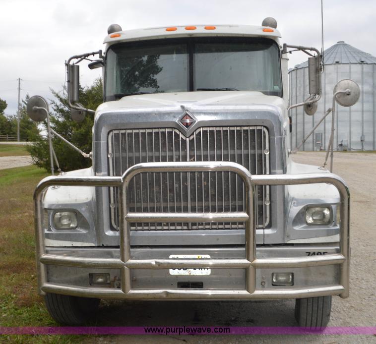 image for item I6421 2005 International 9900i semi truck