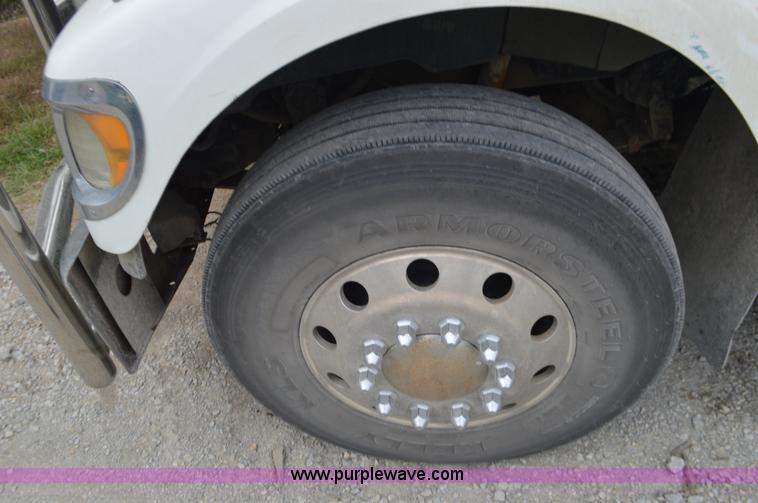 image for item I6421 2005 International 9900i semi truck