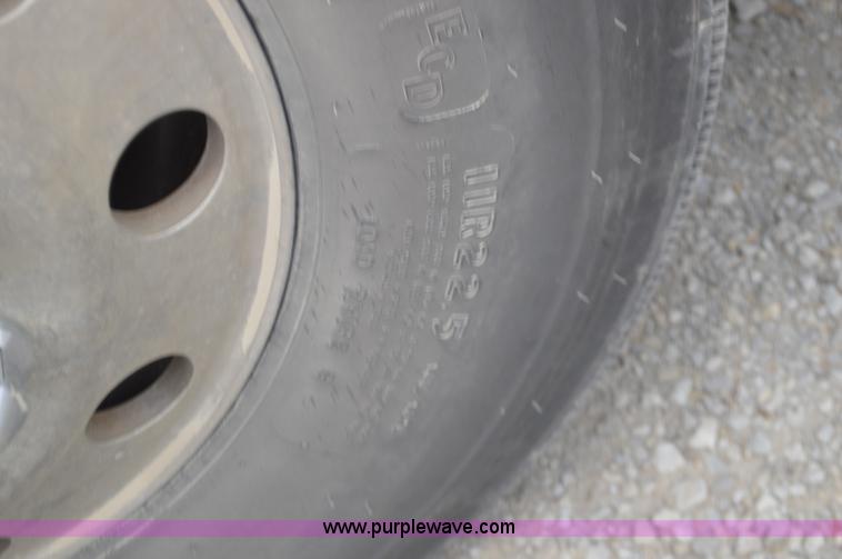 image for item I6421 2005 International 9900i semi truck