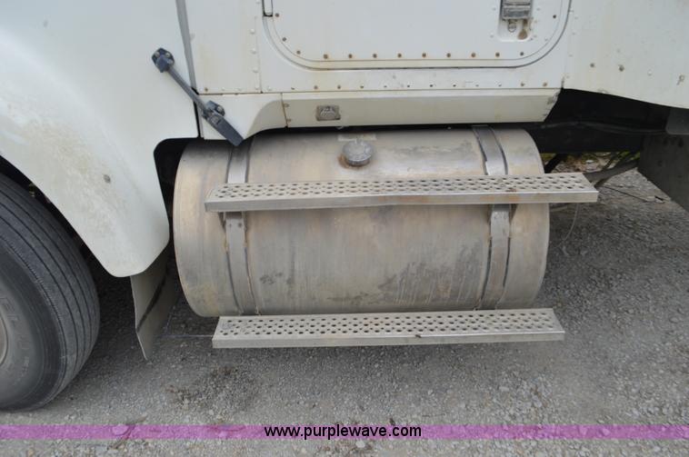 image for item I6421 2005 International 9900i semi truck