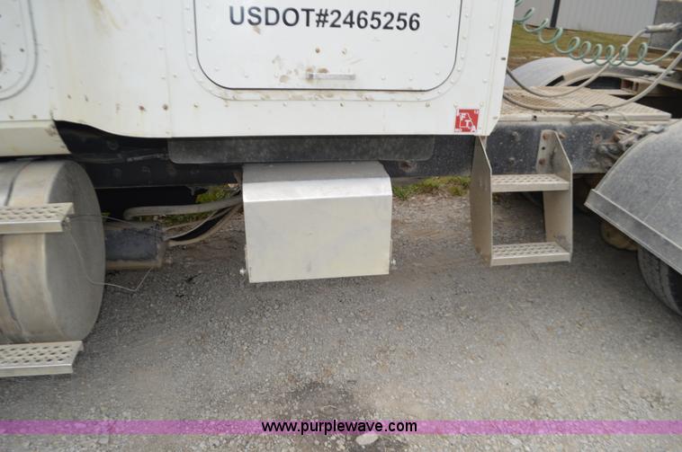 image for item I6421 2005 International 9900i semi truck