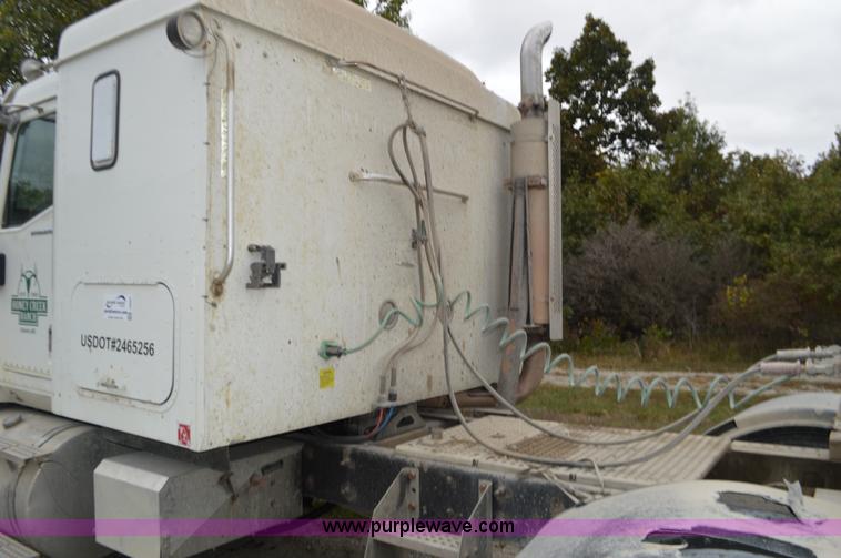 image for item I6421 2005 International 9900i semi truck