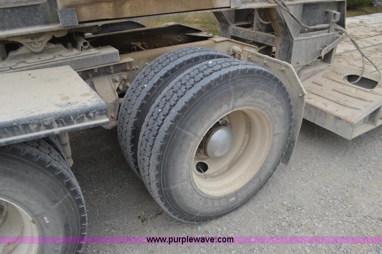 image for item I6421 2005 International 9900i semi truck