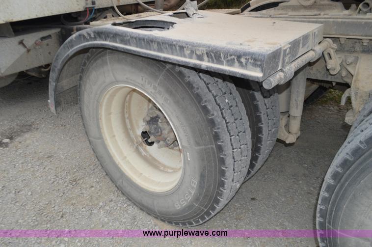 image for item I6421 2005 International 9900i semi truck