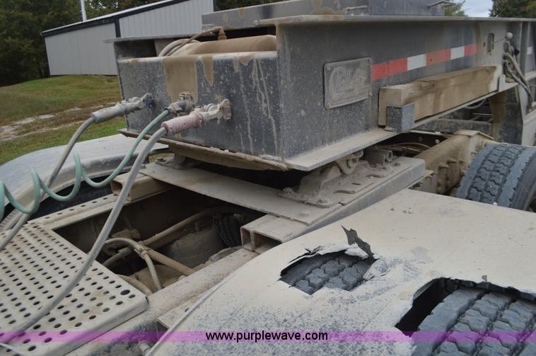 image for item I6421 2005 International 9900i semi truck