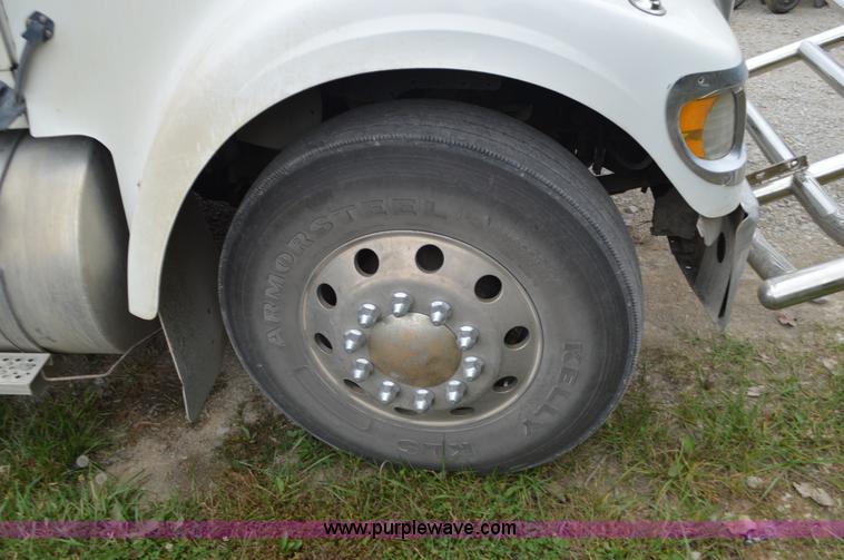 image for item I6421 2005 International 9900i semi truck