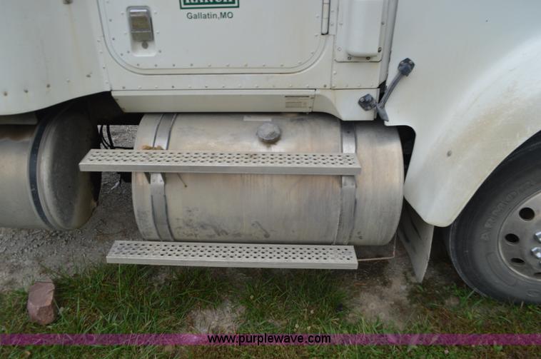 image for item I6421 2005 International 9900i semi truck